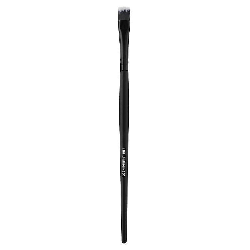 Pennello piatto per eyeliner N.501 -Pennelli e spugnette -Elixir Make Up Descrizione Dettagli prodotto Pennello piatto per eyeliner N.501 Descrizione prodotto Il pennello piatto per eyeliner è ideale per chi ama il dettaglio e la precisione nel trucco degli occhi. Grazie al suo taglio dritto e affusolato, questo pennello facilita la creazione di linee definite, sia per un look sottile che per un contorno drammatico. Le sue dimensioni e il suo design sono perfetti per applicare sia l'eyeliner liquido che gli ombretti, permettendoti di esplorare stili diversi.   Caratteristiche del Pennello Piatto per Eyeliner N.501 Taglio dritto e netto per un'applicazione precisa. Adatto per applicare eyeliner liquido o ombretto. Ideale per creare linee sottili o spesse, a seconda della tecnica. Facilita il controllo del tratto, consentendo un risultato impeccabile.  Come usarlo? Prepara il colore: applica un po' di eyeliner o ombretto sul pennello e provalo sulla mano per verificarne l'intensità. Applicazione: iniziare dall'angolo esterno dell'occhio e tracciare verso l'interno per ottenere un contorno perfetto.  Consigli per un risultato perfetto Per ottenere un tratto impeccabile, assicurati di regolare la pressione del pennello in base all'intensità che desideri ottenere. Questo pennello è ideale sia per un contorno sottile che per un look più marcato.  Con il Pennello Piatto Eyeliner N.501 creerai un trucco occhi definito e stiloso, perfetto per ogni occasione!  Pennello piatto per eyeliner N.501