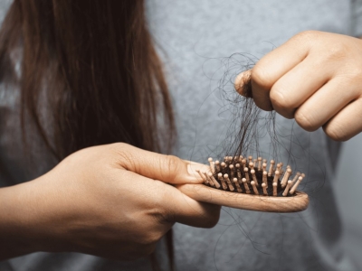 Révéler les secrets de la chute de cheveux saisonnière et ses solutions